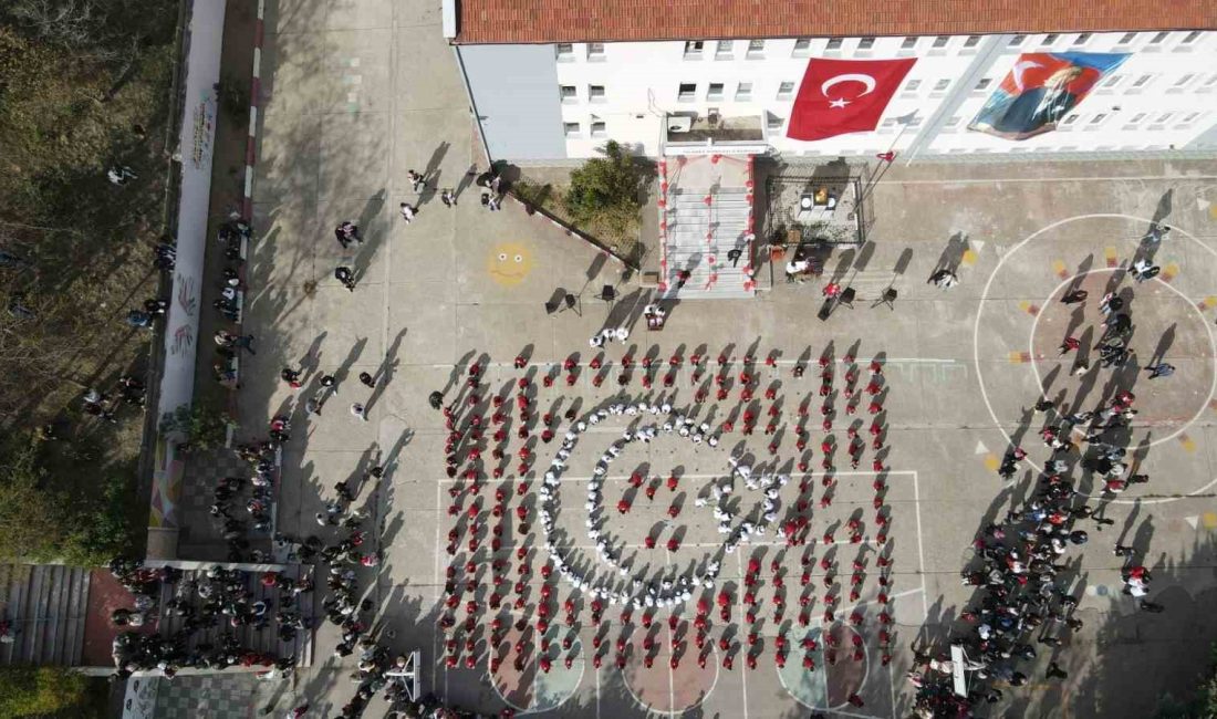 Balıkesir’in Bandırma ilçesinde, Ticaret Borsası İlkokulu ve Ortaokulu öğrencileri, Cumhuriyet’in