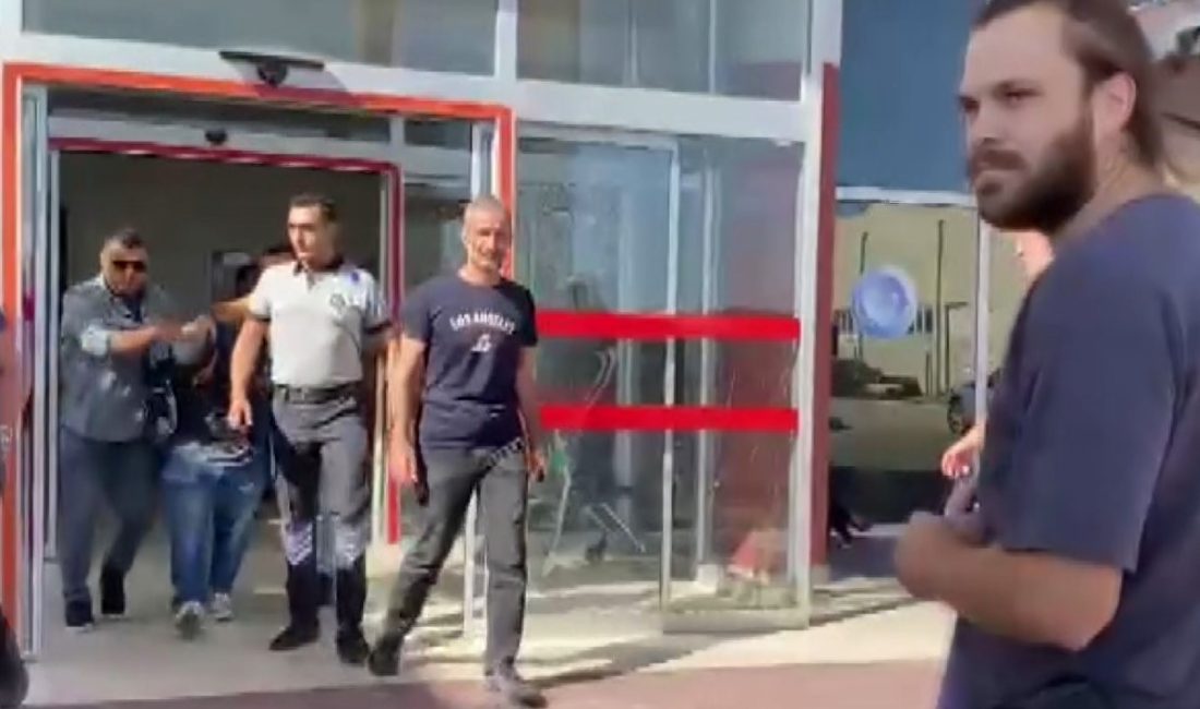 Balıkesir'in Ayvalık ilçesinde bir kişi balyozla Atatürk anıtına çıkınca ortalık