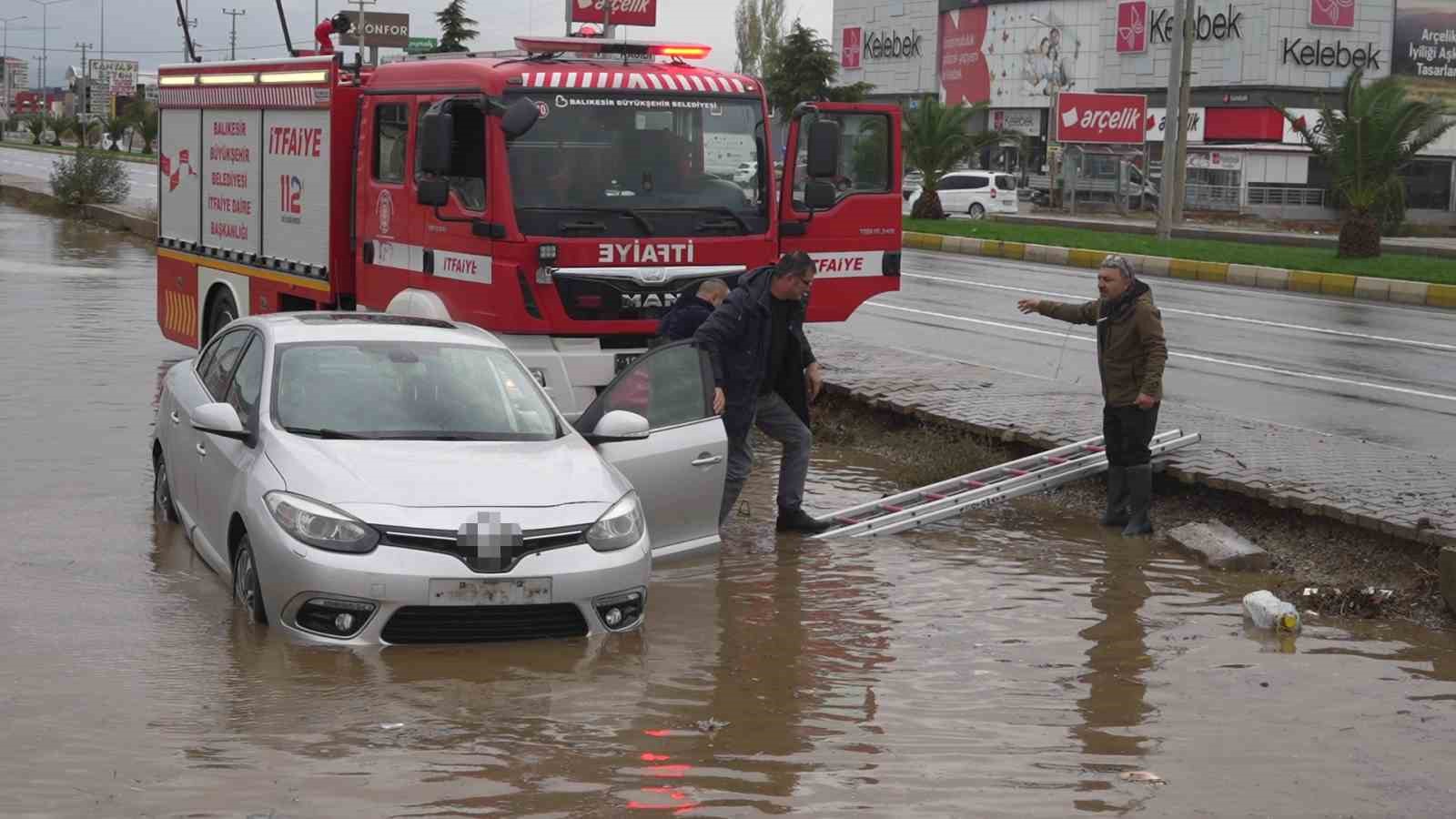 Balıkesir’de su baskınında aracı içinde mahsur kalan sürücüyü itfaiye kurtardı