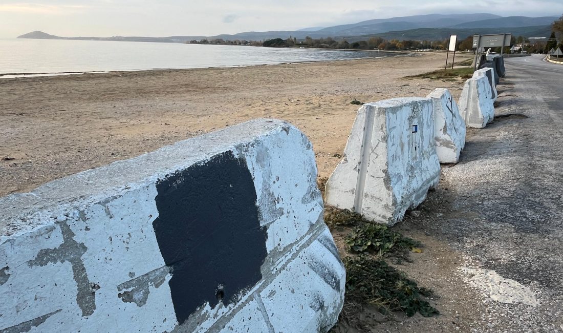 Başkan Burhan Karışık, altyapı eksikliği gerekçesiyle plajı kapattıklarını belirtse de,