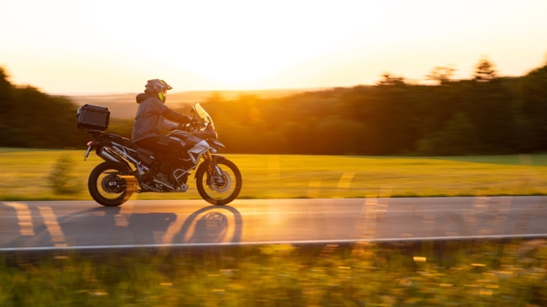 Motorculara yeni ‘kıyafet’ zorunluluğu geliyor: Sadece kask takmak yeterli olmayacak