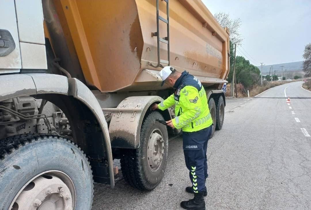 Balıkesir’de Kış Lastiği Denetimi: 50 Araca Ceza, 18 Araç Trafikten Men Edildi