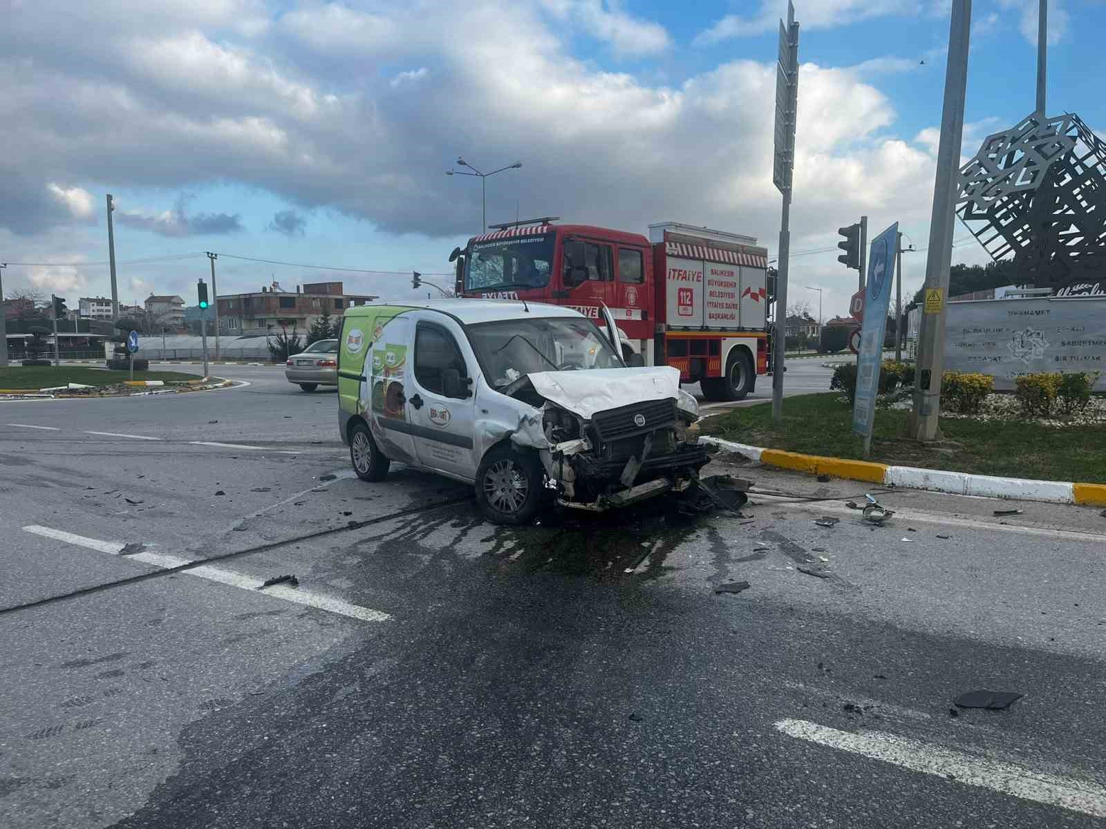 Balıkesir’de çift taraflı trafik kazası; 2 yaralı