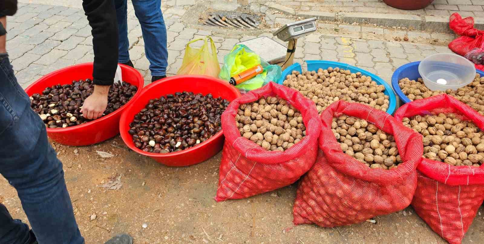 Balıkesir’in Bandırma ilçesinde, semt pazarında bir seyyar satıcının, satışını yaptığı