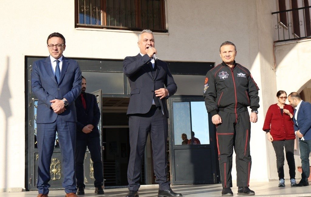 Astronot Alper Gezeravcı, Balıkesir’in Bandırma ilçesinde öğrencilere sürpriz ziyareti gerçekleştirdi.