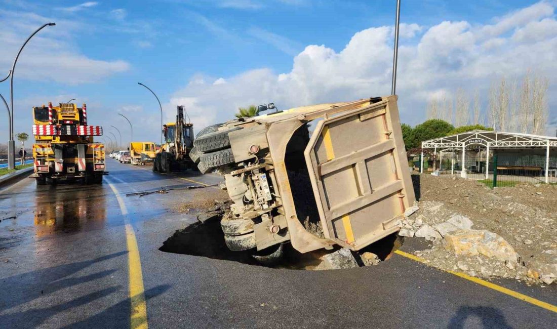 Balıkesir’in Edremit ilçesinde hafriyat kamyonu adeta yarılan yolun içine düştü.