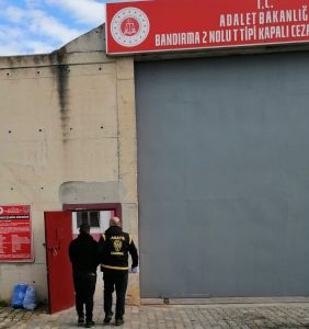 Balıkesir’in Bandırma ilçesinde hırsızlık suçundan hakkında kesinleşmiş 27 yıl 2