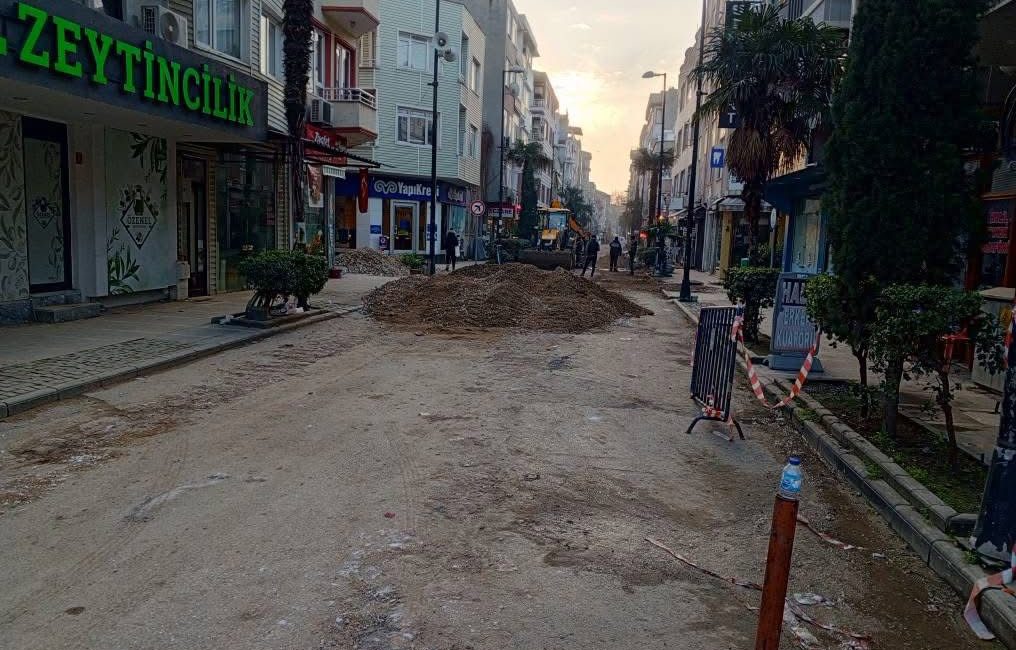 Balıkesir'in Erdek ilçesinde, Yalı Mahallesi Okul Caddesi'nde yürütülen altyapı çalışmaları