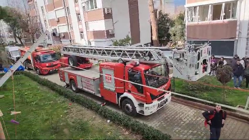 Balıkesir'in Edremit ilçesinde bir apartman dairesinde çıkan yangında 1 kişi