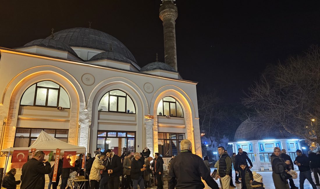 Balıkesir’in Bandırma ilçesinde vatandaşlar, Miraç Kandili’nde camilere akın etti.