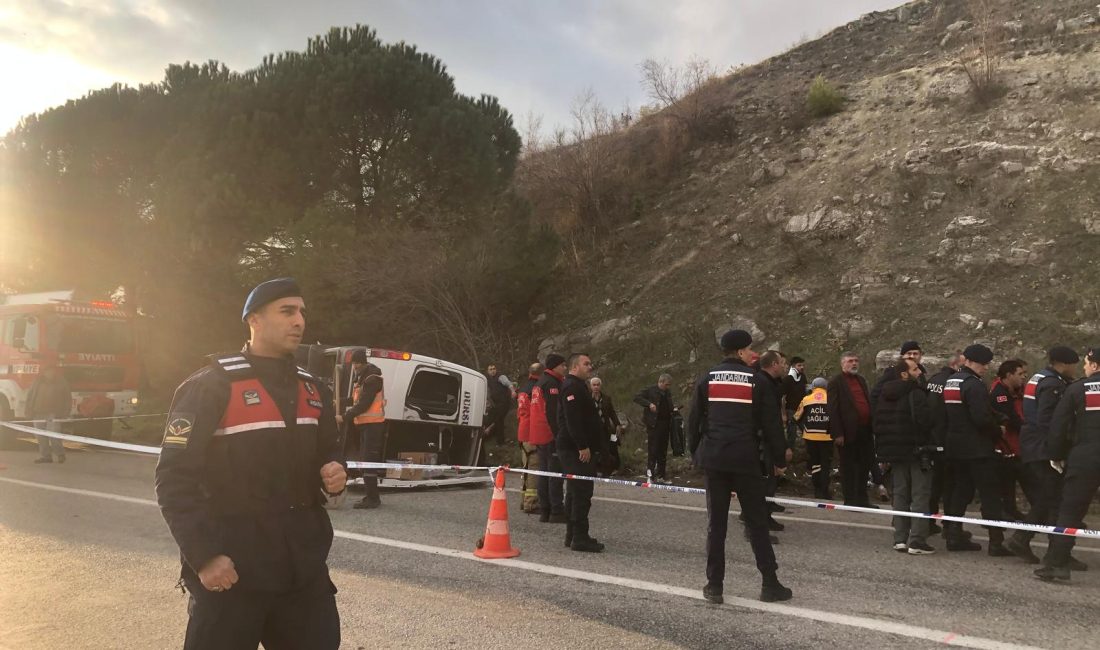 Balıkesir'in Kepsut karayolunda meydana gelen trafik kazasında yolcu taşıyan minibüs