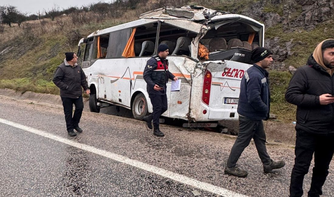 Balıkesir’in Gönen ilçesinde servis aracı yağışlı havada kaza yaptı. Kazada