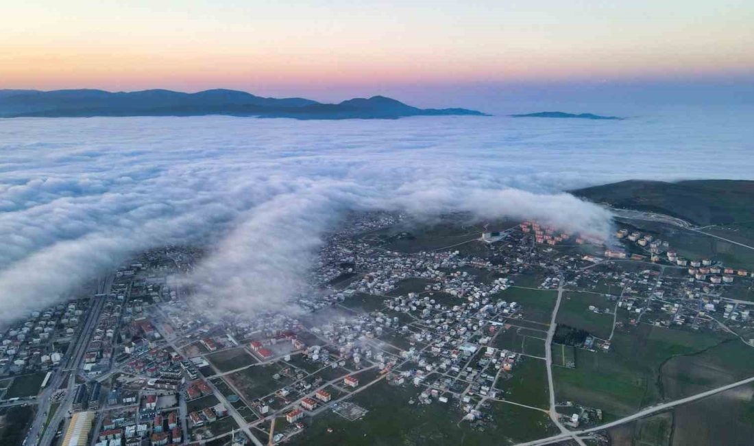 Balıkesir’in Bandırma ilçesinde deniz üzerinden yükselen yoğun sis bulutları seyri