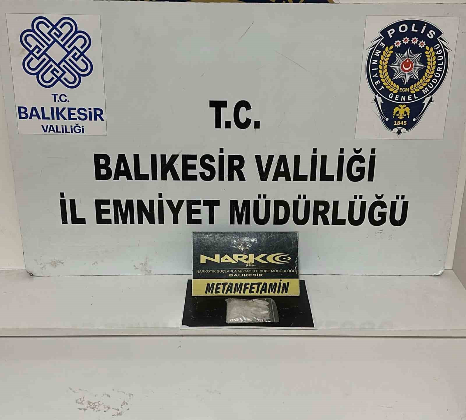 Balıkesir’de polis ekipleri şehir merkezinde gerçekleştirdikleri çalışmalarda uyuşturucu ticareti yaptığı