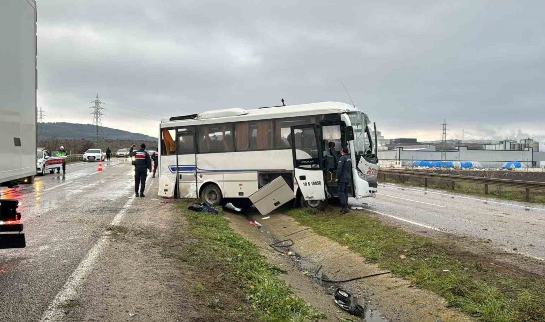 Balıkesir’de rüzgar enerjisi parçaları üreten bir fabrikanın işçilerini taşıyan servis