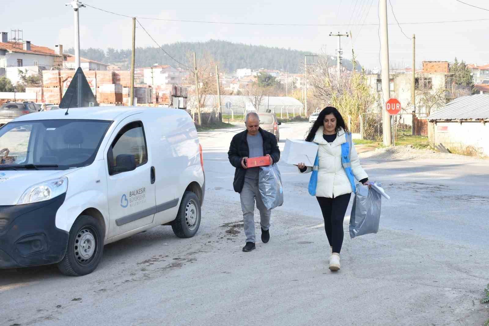 Balıkesir Büyükşehir Belediyesi tarafından dar gelirli ailelerin çocuklarına mont ve