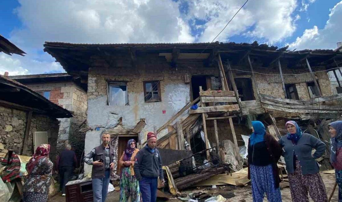 Balıkesir’in Sındırgı ilçesi kırsal Yaylabayır Mahallesi’nde bir evde çıkan yangında