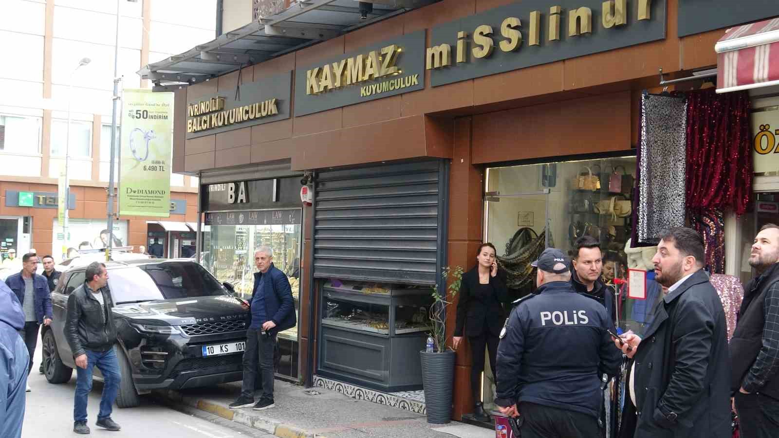 Balıkesir’in Karesi ilçesi Hisariçi Mahallesi’nde bir kuyumcuya giren maskeli şahıs,