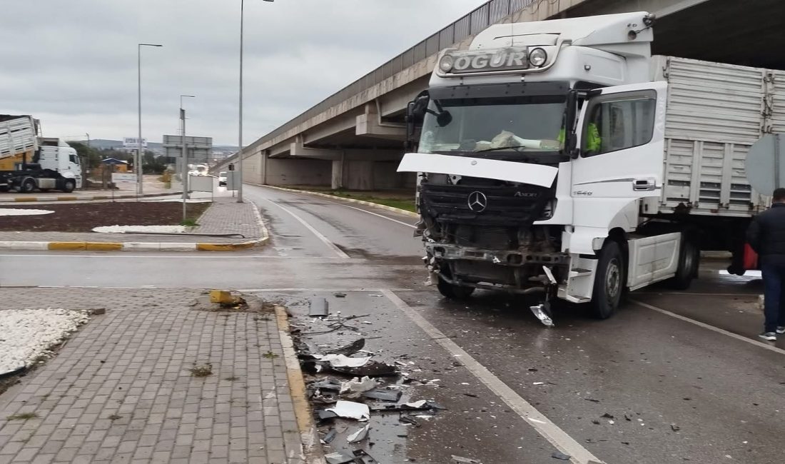 Balıkesir’in Bandırma ilçesinde TIR ile kamyonet çarpıştı, yol kısa süre