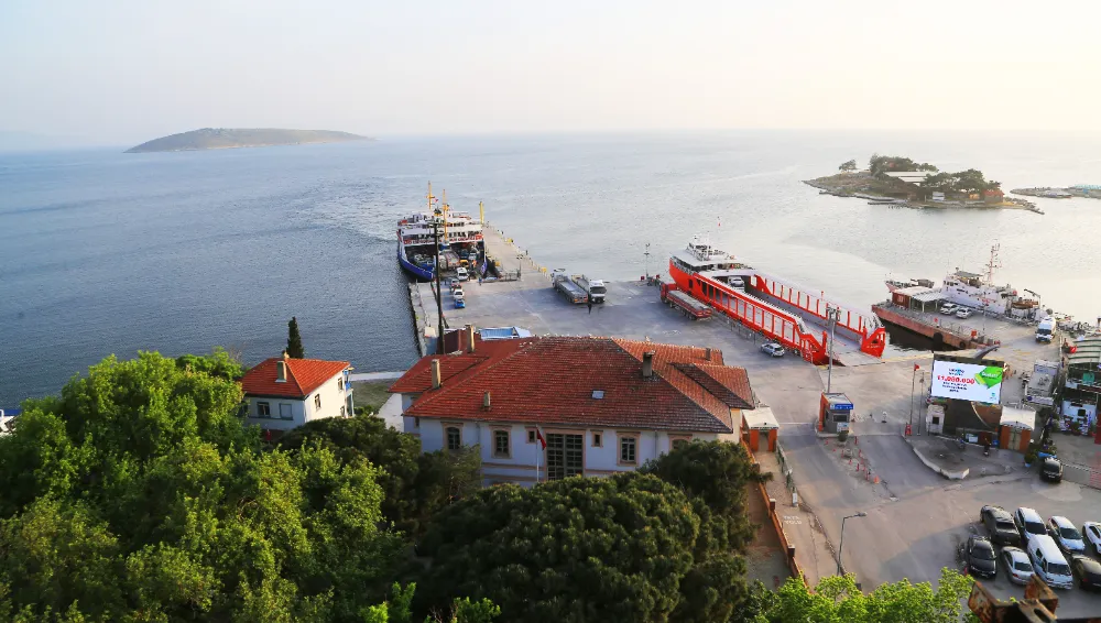 Erdek Kaymakamı Hasan Göç, Erdek Limanı'nın ilçe merkezinde kalması nedeniyle