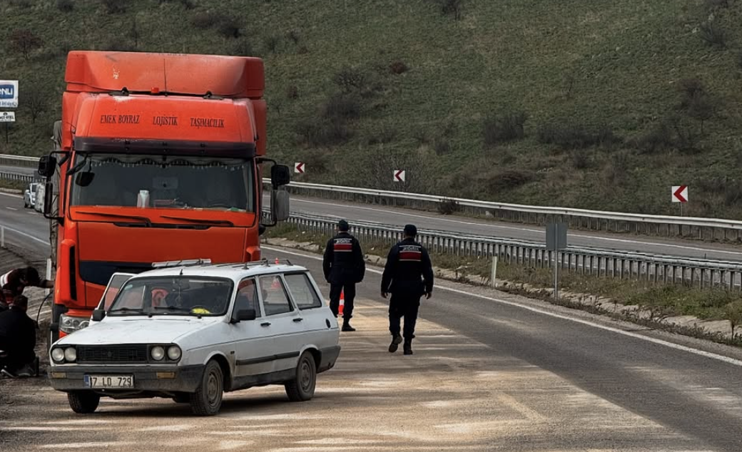 Balıkesir’in Gönen-Bandırma yolu Taştepe mevkisinde bir tırdan dökülen mazot nedeniyle