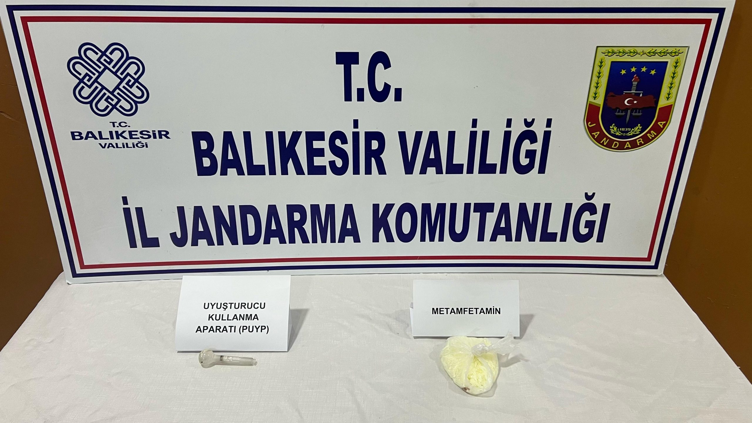 Balıkesir İl Jandarma Komutanlığı ekiplerince düzenlenen uyuşturucu operasyonunda 2 şüpheli