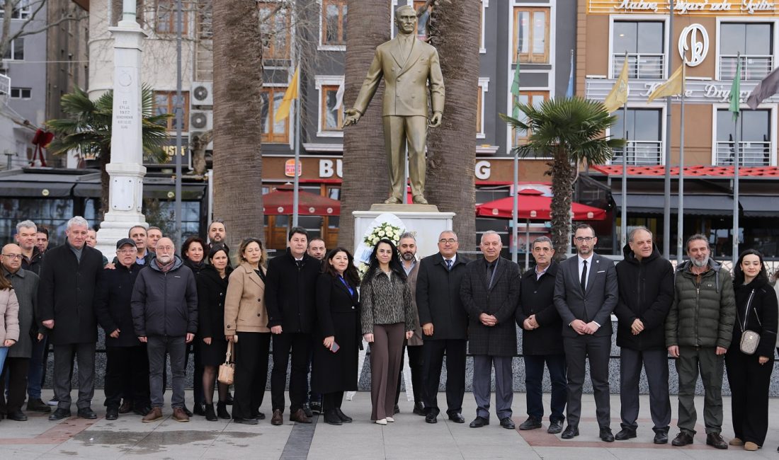 Bandırma’da Muhasebeciler Haftası dolayısıyla Cumhuriyet Meydanı’nda çelenk sunma töreni düzenlendi.