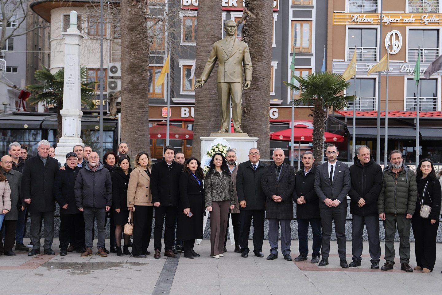 Bandırma’da Muhasebeciler Haftası dolayısıyla Cumhuriyet Meydanı’nda çelenk sunma töreni düzenlendi.