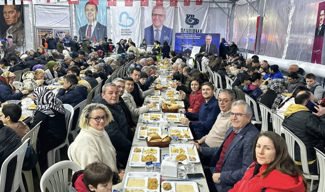 Bandırma Belediyesi tarafından kurulan iftar çadırında, Bandırma Ticaret Borsası’nın desteğiyle