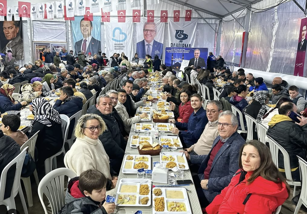 Bandırma Belediyesi tarafından kurulan iftar çadırında, Bandırma Ticaret Borsası’nın desteğiyle