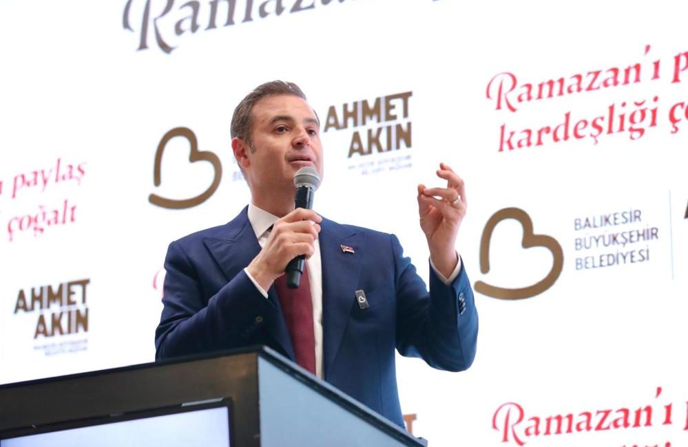 Balıkesir Büyükşehir Belediye Başkanı Ahmet Akın, iftar programında muhtarlarla bir