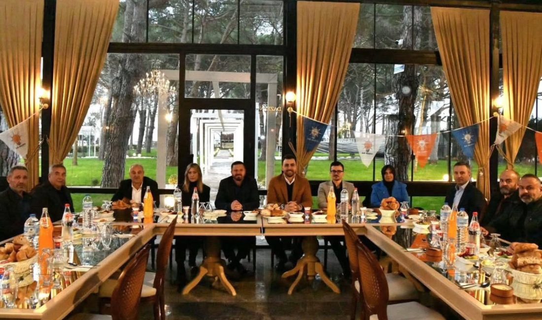 AK Parti Gönen İlçe Teşkilatı tarafından düzenlenen iftar programında partililer