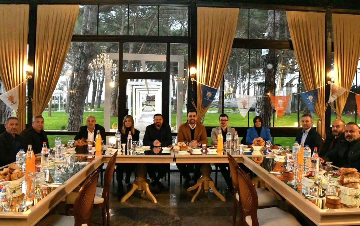 AK Parti Gönen İlçe Teşkilatı tarafından düzenlenen iftar programında partililer