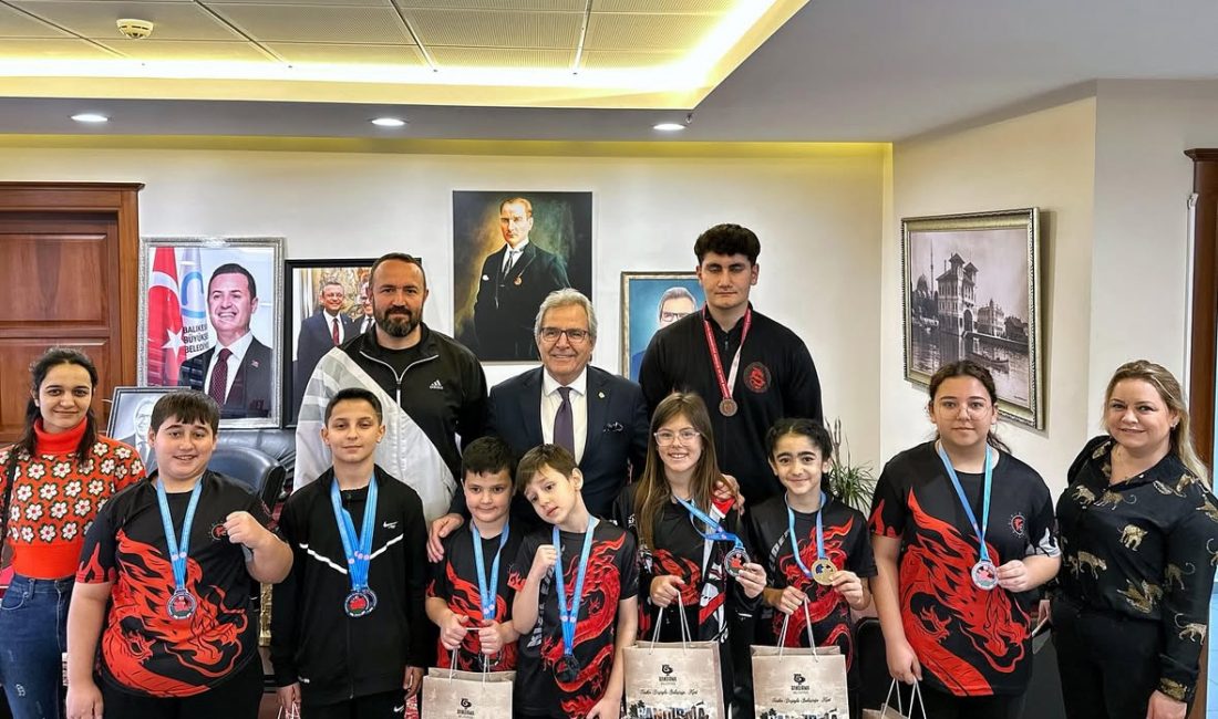 Bandırma Belediye Başkanı Dursun Mirza, minikler ve gençler kategorilerinde Wushu