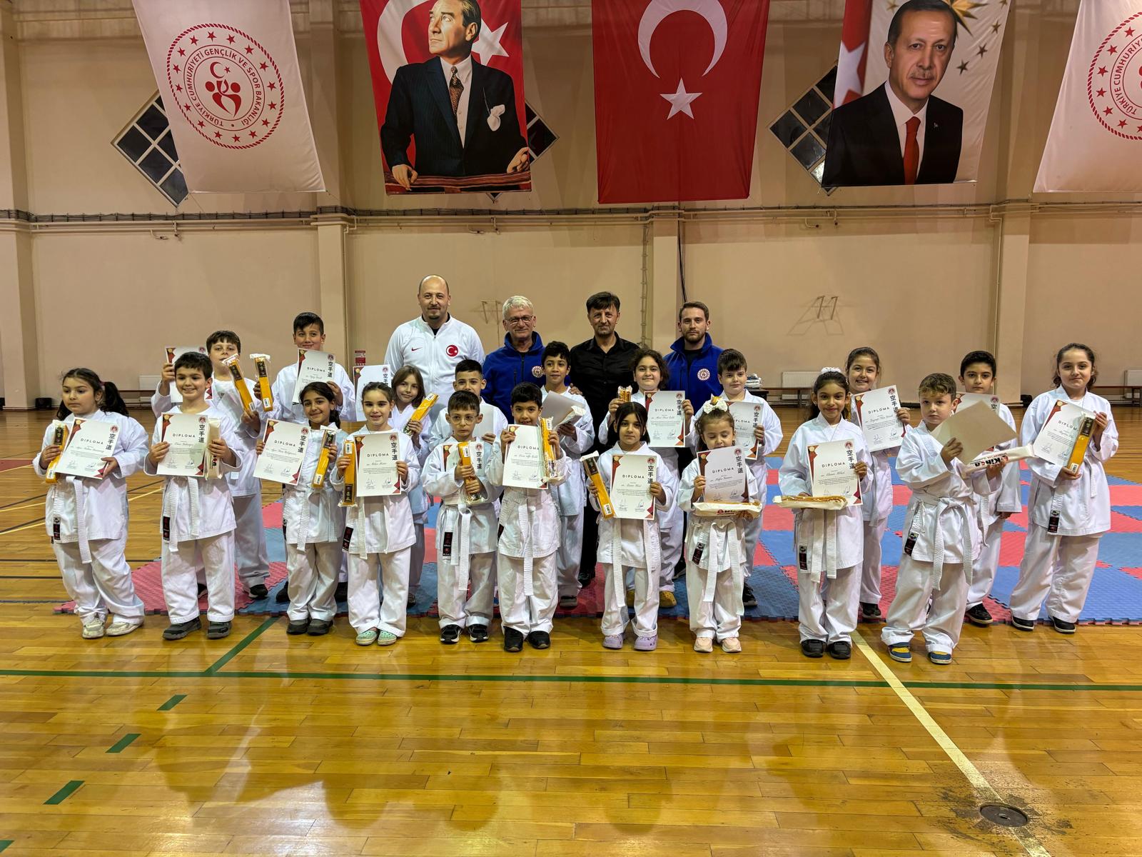 Manyas ve Gönenli karatecileri bünyesinde barındıran Manyas Belediyespor karate takımının