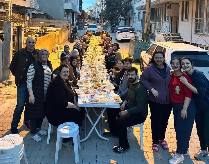 Balıkesir’in Bandırma ilçesinde 100. Yıl Mahallesi sakinleri, geleneksel iftar yemeği